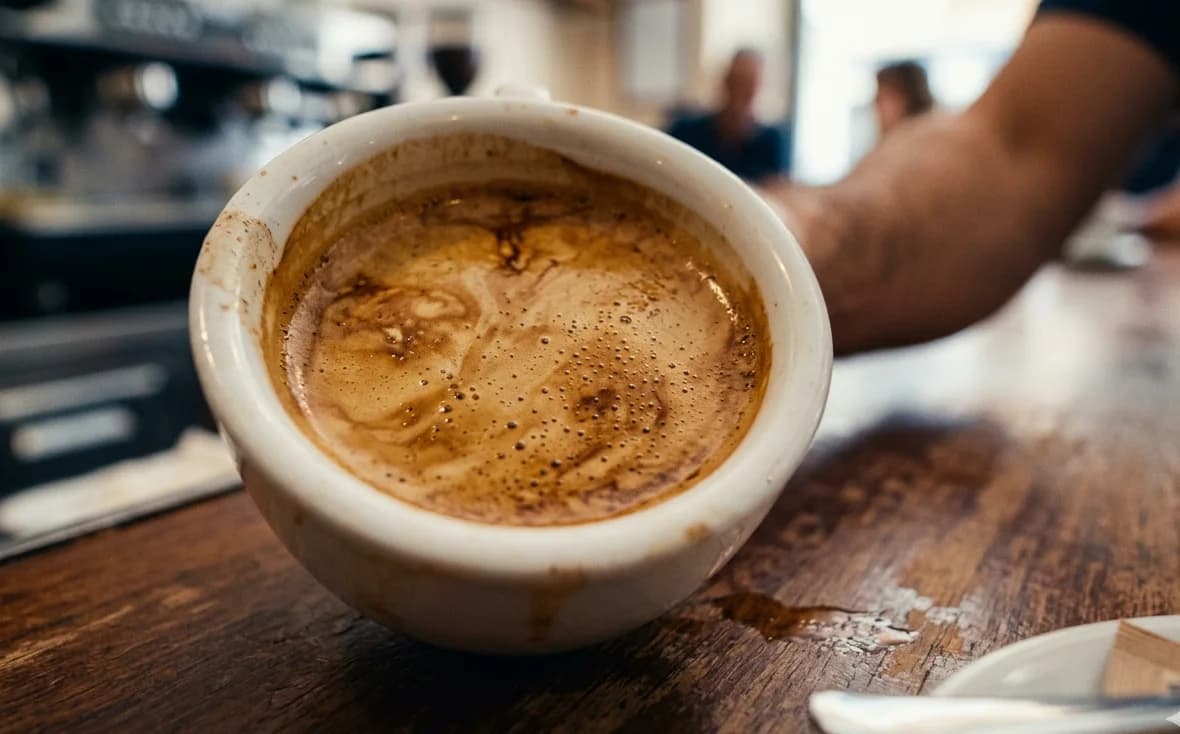 Tazzina di caffè espresso su bancone di marmo